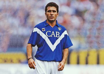 Conocido como "El Maradona de los C¨¢rpatos", se considera el mejor futbolista rumano de la historia. Su paso por el Brescia vino tras su fichaje por el Real Madrid. Hagi permaneci¨® en el Real Madrid 2 a?os, siendo despu¨¦s vendido al Brescia italiano. Con el Brescia, Hagi subi¨® el equipo a la Serie A.