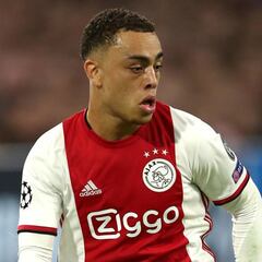 Sergiño Dest elige a su favorito entre Messi y Cristiano Ronaldo