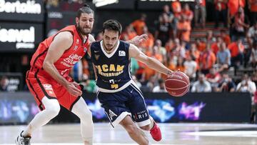 Antoine Diot trata de parar la penetración de Facundo Campazzo.