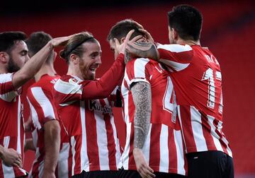 1-1. Íñigo Martínez celebró el primer gol con Iker Muniain.