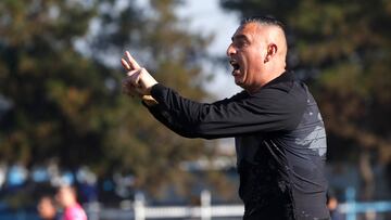 El entrenador de Ñublense, Jaime García, es fotografiado durante el partido de Primera División contra Magallanes.