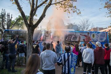 Los aficionados reciben el autobús del CD Cazalegas llegando al estadio para medirse a la Real Sociedad. 
 