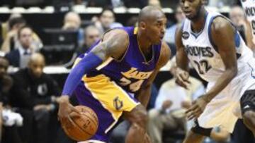 Kobe Bryant intenta superar a Wiggins.