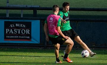 Tras varias semanas entrenando como central, Mantilla vuelve a asentarse en el lateral derecho.