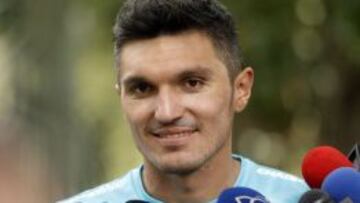 Daniel Torres aprecia el apoyo de algunos hinchas de Santa Fe.