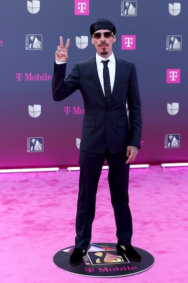 Codiciado posa en la alfombra roja de los premios 'Lo Nuestro'.