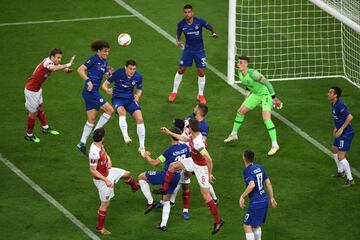 David Luiz intenta rematar un bal¨®n ante la mirada de Kepa Arrizabalaga.
