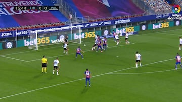 El insólito autogol del Valencia que le dio el triunfo a Eibar de Fabián Orellana