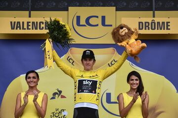 El galés Geraint Thomas, vistiendo el maillot amarillo de líder, celebra en el podio.