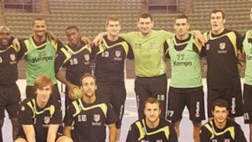 <b>EN CASA. </b>El Atlético de Madrid posa tras su entrenamiento de ayer en Vistalegre, sede de la Supercopa y su cancha esta temporada.