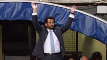 <b>ACLAMADO. </b>El dueño del Málaga saludando a la gente tras terminar el partido del pasado domingo contra el Sporting.