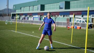 Alexia Putellas entrena con balón siete meses después de su lesión.