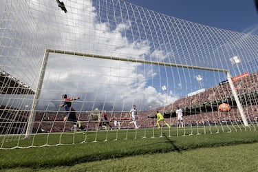 El delantero del Barcelona Raphinha marca el 4-2 al Real Madrid. 
