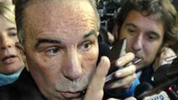 <b>ESPERANZADO</b>. El médico personal de Maradona asegura que el astro se está recuperando.