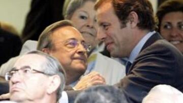 <b>CORDIAL. </b>Florentino se abraza a Rosell, con Lorenzo Sanz al fondo.
