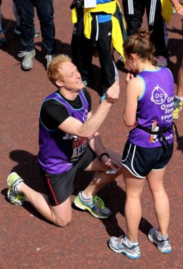 Este hombre le pidi&oacute; matrimonio a su novia en la meta de la Marat&oacute;n. 