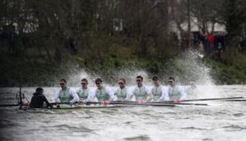 En hombres Cambridge consigui¨® su objetivo de romper la racha de tres victorias consecutivas de Oxford.
EDITORIAL USE ONLY.