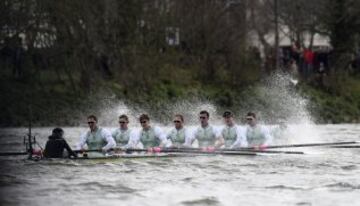 En hombres Cambridge consiguió su objetivo de romper la racha de tres victorias consecutivas de Oxford.
EDITORIAL USE ONLY.