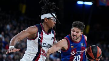 BARCELONA, 17/12/2023.- El base italiano del FC Barcelona Nicolas Laprovittola (d) con el balón ante el ala-pívot nigeriano del Baskonia Chima Moneke (i), durante el partido de la jornada 14 de Liga ACB disputado este domingo en el Palau Blaugrana de Barcelona. EFE/Alejandro García
