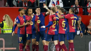 SEVILLA, 09/02/2025.- El delantero del FC Barcelona Robert Lewandowski (3i) celebra tras anotar un tanto durante un encuentro correspondiente a la jornada 23 de LaLiga EA Sports entre el Sevilla FC y el FC Barcelona en el estadioo Ramón Sánchez-Pizjuán de Sevilla. EFE/ José Manuel Vidal