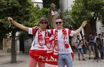 Ambiente de fiesta entre los seguidores de España y Polonia