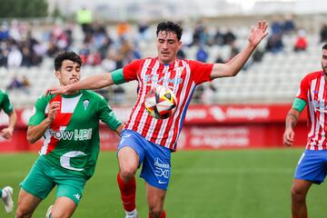 López-Pinto disputa un balón.