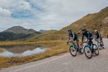 Los corredores del Movistar Team masculino y femenino se han concentrado en los Pirineos y Navarra para preparar la vuelta de la competición tras el parón provocado por la pandemia. 