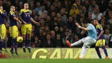 Negredo marcó de falta directa con su pierna izquierda el primer tanto del City ayer contra el Spanish Swansea.