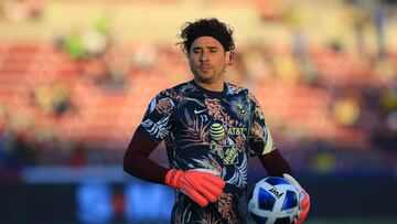 Guillermo Ochoa en el calentaiento con el América
