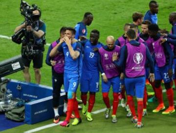 1-0. Olivier Giroud celebró el primer tanto.