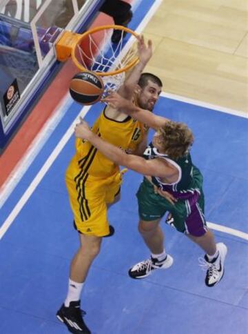 Mindaugas Kuzminskas (Unicaja), el mejor de los de Plaza en la victoria ante el Limoges francés. Aquí, en plena pugna con Joao Paulo Batista.