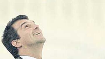 <b>ENAMORADO. </b>Joan Laporta juega con un balón, en un viaje del Barça.