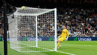 4-1. El jugador turco ve adelantando a Matías Dituro y dispara con la izquierda desde su propio campo. El portero del Elche solo puede ver como el balón bota en el área pequeña y se cuela en su portería.