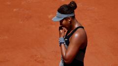 Naomi Osaka reacciona durante su partido ante Patricia Maria Tig en primera ronda de Roland Garros.