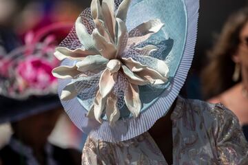  Aficionados a la hípica en el Churchill Downs de Kentucky durante la Kentucky Oaks.