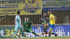 Las Palmas open up LaLiga title race