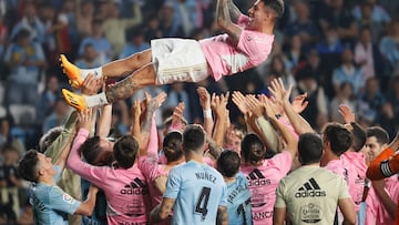 El defensa del Celta Hugo Mallo es manteado por sus compañeros al término del partido de Liga en Primera División que el Celta de Vigo y el FC Barcelona disputaron en la última jornada de la Liga 2022-2023.