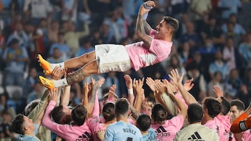 El defensa del Celta Hugo Mallo es manteado por sus compañeros al término del partido de Liga en Primera División que el Celta de Vigo y el FC Barcelona disputaron en la última jornada de la Liga 2022-2023.