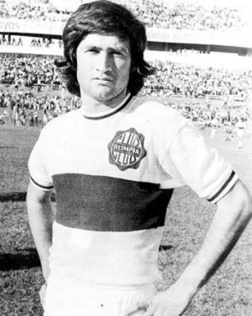 Histórico jugador de Olimpia y campeón de la Copa América en 1979. Fue técnico de Puerto Montt entre el 1998 y 1999.