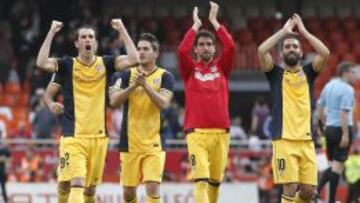 Los atléticos celebran el triunfo en Mestalla.