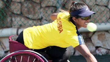 Mar&iacute;a Ang&eacute;lica Bernal representando a Colombia en un partido de tenis