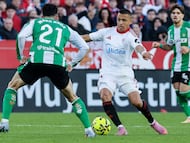 SEVILLA, 30/11/2025.- El delantero del Sevilla Alexis Sánchez (d) disputa un balón con el centrocampista del Betis Marc Roca (i) durante el partido de LaLiga entre Sevilla FC y Real Betis celebrado este domingo en el Estadio Ramón Sánchez-Pizjuán de Sevilla. EFE/ José Manuel Vidal