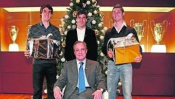 <b>PRESIDENTE ORGULLOSO. </b>Kaká, Raúl y Cristiano, posando delante de las nueve Copas de Europa.