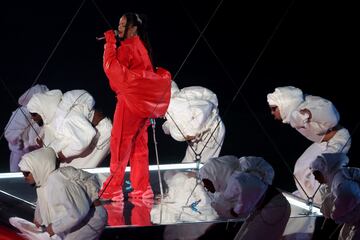 La artista nacida en Barbados protagonizó sola el Halftime Show del Super Bowl LVII del Estadio de la Universidad de Phoenix.