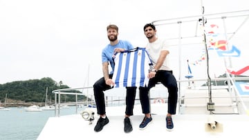 GRAFCAV1491. SAN SEBASTIÁN, 13/08/2025.- La Real Sociedad ha presentado este miércoles en el catamarán ciudad de San Sebastián, a sus dos fichajes de esta temporada, el croata Caleta Car (i) y el portugués Gonzalo Guedes (d).EFE/Javi Colmenero