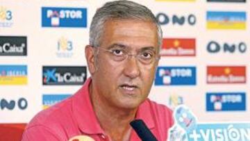 <b>PENSANDO EN EL XEREZ. </b>Gregorio Manzano en una rueda de prensa en Mallorca.