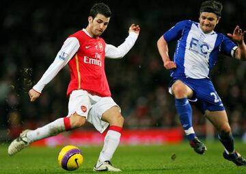 Cesc envía un balón largo con el Arsenal.