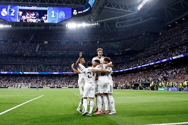 2-1. Kylian Mbappé celebra el segundo que anota desde los once metros con sus compañeros.