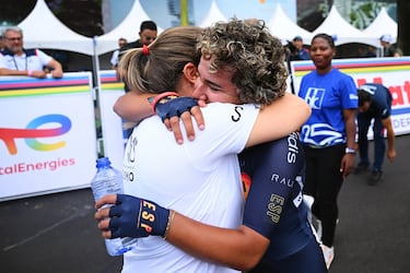 Paula Ostiz se abraza con una compañera  de equipo tras convertirse en campeona del mundo júnior en los Mundiales de Ruanda.