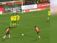 Arsene Kouassi, marcó un tanto agónico al minuto 89 para Lorient ante Nantes, con un disparo preciso al ángulo que dejó al arquero sin opción y desató la ovación del público.